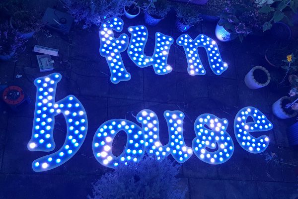 银娱优越会717照明的娱光灯用在英国游乐设备展示